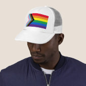 Inclusief vlag voor homodiversiteit bij regenboogb trucker pet (In situ)