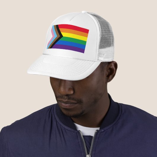 Inclusief vlag voor homodiversiteit bij regenboogb trucker pet (In situ)