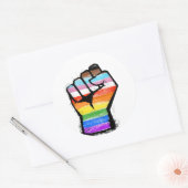Inclusieve Progress Pride Vuist Ronde Sticker (Envelop)