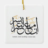 Indeed With Hardship Comes Ease – Arabic Thuluth Keramisch Ornament (Voorkant)