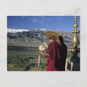 India, Ladakh, Thikse. Boeddhistische monnik blaas Briefkaart