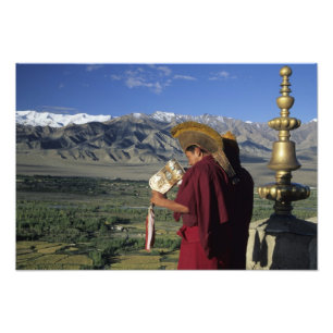 India, Ladakh, Thikse. Boeddhistische monnik blaas Foto Afdruk