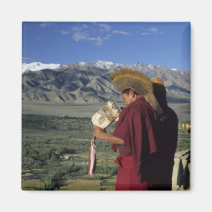 India, Ladakh, Thikse. Boeddhistische monnik blaas Magneet