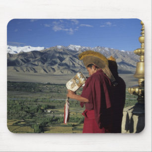 India, Ladakh, Thikse. Boeddhistische monnik blaas Muismat