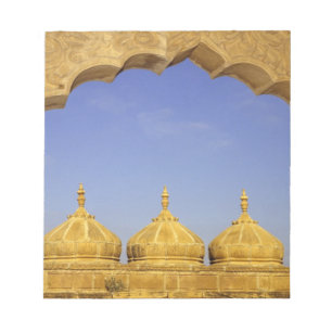 India, Rajasthan, Jaisalmer. Zandstenen koepels Notitieblok