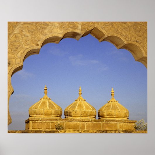 India, Rajasthan, Jaisalmer. Zandstenen koepels Poster (Voorkant)