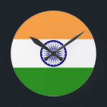 india ronde klok<br><div class="desc">De vlag van India. De nationale vlag van India is een horizontale, rechthoekige driekleurige vlag van Indiaas saffraan, wit en Indiaas groen; met de Ashok Chakra, een 24-spaanwiel, in marinesblauw in het midden. Het werd in zijn cadeau aangenomen tijdens een bijeenkomst van de constituerende vergadering op 22 juli 1947, toen...</div>