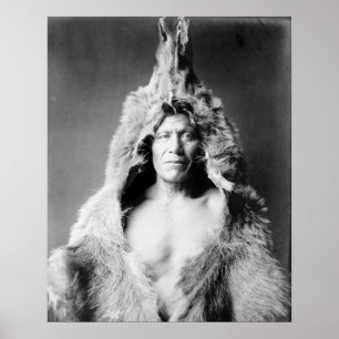 Indiaan met berenhuid, 1908. Oude foto Poster