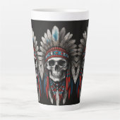 Indiaanse Chief Skull met hoofdtooi Latte Mok (Voorkant)