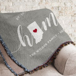 Indiana Home State Gepersonaliseerd Deken<br><div class="desc">Show een beetje trots op de thuisstaat met deze schattige, rotsgrijze deken met "thuis" in witte kalligrafie met een silhouetekaart van de staat Indiana die voor de letter "O." staat. Een rode hartillustratie binnen de staatskaart voltooit het ontwerp; u kunt de positie van het hart in uw thuisstad wijzigen door...</div>