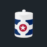 Indianapolis City Vlag theepot<br><div class="desc">Voeg een vleugje Indianapolis-trots toe aan je theetijd met onze prachtige theepot met de vlag van Indianapolis! Deze theepot is met precisie en elegantie vervaardigd en is meer dan alleen een functioneel keukenaccessoire; het is een viering van het rijke erfgoed en de culturele identiteit van Indianapolis. De theepot toont het...</div>