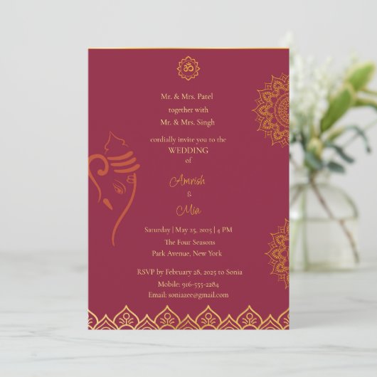 Indiase bruiloft kastanje en gouden uitnodiging (Staand voorkant)