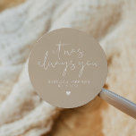 INDIE Modern Bohemian Earthy Beige Wedding Favor Ronde Sticker<br><div class="desc">Deze sticker is voorzien van een stijlvol handgeschreven lettertype en een modern, minimalistisch design met de uitdrukking "Het was altijd u" met een bohemisch beige crème en een witte kleurencombinatie. Verander gemakkelijk de namen en de datum op de sticker en geef alle kleuren door "klik uit om verder aan te...</div>