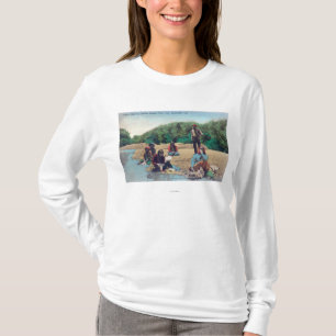 Indiërs wassen kleren in de Russische rivier T-shirt