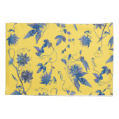 Indigo Blue Passion Flowers op Mustard Yellow Kussensloop (Achterkant)