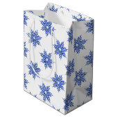Indigo Blue Waterverf Snowflake Patroon Medium Cadeauzakje (Achterkant Gekanteld)