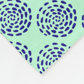 Indigo donkerblauw gestreept cirkelpatroon op blau fleece deken (Hoek)