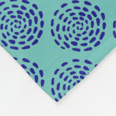 Indigo donkerblauw gestreept cirkelpatroon op blau fleece deken (Hoek)