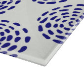 Indigo donkerblauw gestreept cirkelpatroon op wit snijplank (Hoek)