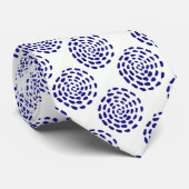 Indigo donkerblauw gestreept cirkelpatroon op wit stropdas (Opgerold)