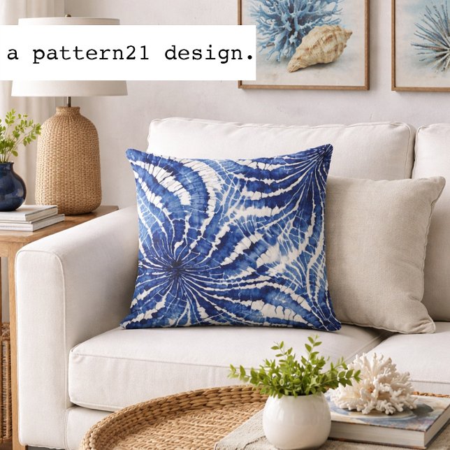 indigo en witte abstracte tie-dye patroon kussen (Indigo shibori pillow brings relaxed coastal texture to bright beach inspired spaces.)