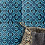 Indigoblauw symmetrisch geometrisch mozaïek patroo tegeltje<br><div class="desc">Deze keramische tegel heeft een ingewikkeld en elegant dessin. Het ontwerp wordt gedomineerd door symmetrische vormen die doen denken aan bloemen of sterren, waardoor een fascinerend visueel effect ontstaat. De tegel is versierd met verschillende tinten blauw, variërend van lichte tot donkere tinten. Deze harmonieuze mix van kleuren voegt diepte en...</div>