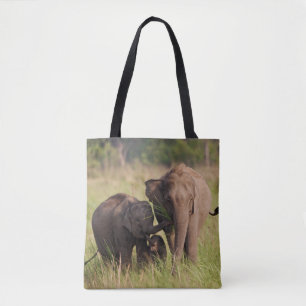 Indische Aziatische Olifantenfamilie in de Savanna Tote Bag