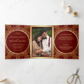 Indische bruiloft Rode en gouden etnische Mandala Drieluik Uitnodiging (Binnen)