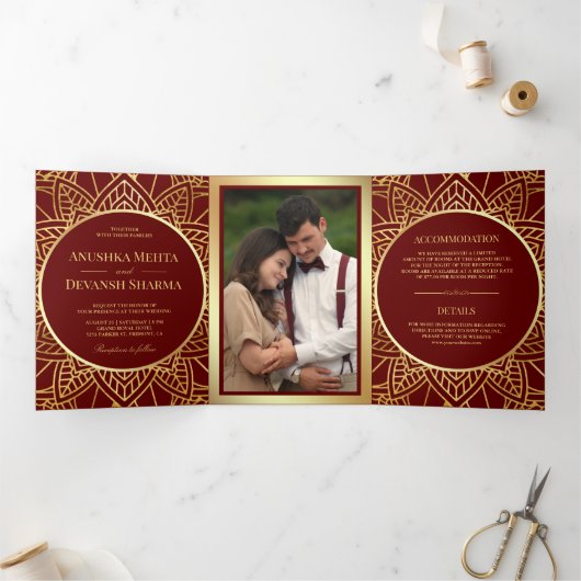 Indische bruiloft Rode en gouden etnische Mandala Drieluik Uitnodiging (Binnen)