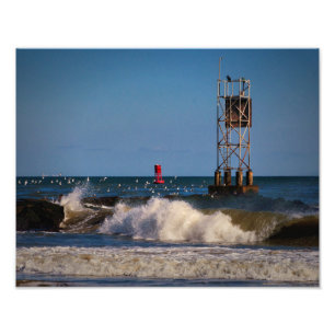 Indische Inlet Waves Gulls a Beacon en a Buoy Foto Afdruk