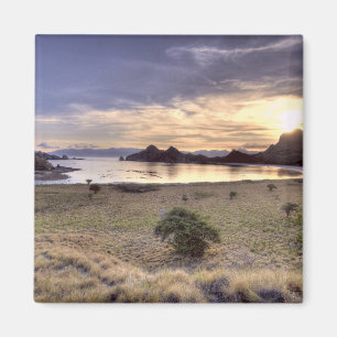 Indonesië, Komodo National Park. Zonsondergang op Magneet