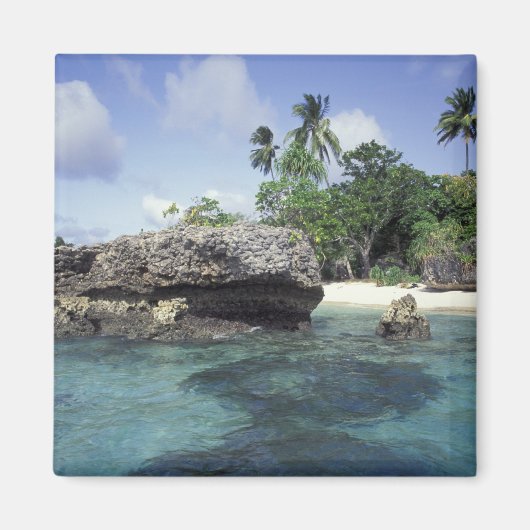 Indonesië. Rotsformaties langs de kust Magneet (Voorkant)