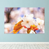 Indrukwekkende kersenbloesems op een zonnige lente canvas afdruk (Insitu (Houten vloer))
