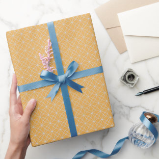 Ineengrijpende curven op licht oranje cadeaupapier