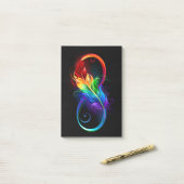 Infineensymbool met regenboogvanger post-it® notes (Op bureau)