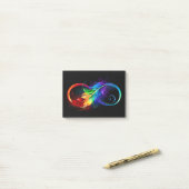 Infineensymbool met regenboogvanger post-it® notes (Op bureau)