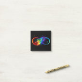 Infineensymbool met regenboogvanger post-it® notes (Op bureau)
