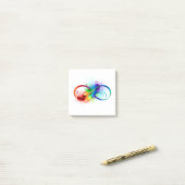 Infineensymbool met regenboogvanger post-it® notes (Op bureau)