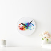 Infineensymbool met regenboogvanger ronde klok (Huis)