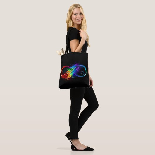 Infineensymbool met regenboogvanger tote bag (Op model)