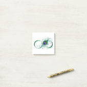 Infiniteitssymbool met Peacockdoether Post-it® Notes (Op bureau)