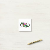 Infiniteitssymbool met regenboogRoos Post-it® Notes (Op bureau)