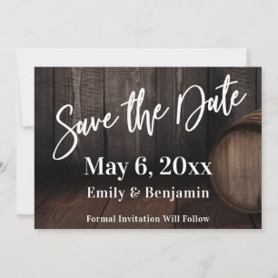 Informeel lettertype boven bruw houten vat save the date