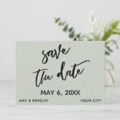 Informele handgeschreven saliegroene trouwtypograf save the date (Staand voorkant)