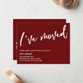 Informele handgeschreven tekst I've Moved Burgundy Notitiekaartje (Voorkant / Achterkant in situ)