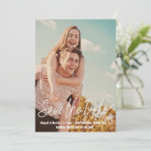 Informele huwelijksaankondiging met script lettert kaart (Staand voorkant)