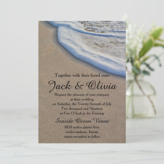 Informele strand zand zee schuim bruiloft kaart (Staand voorkant)