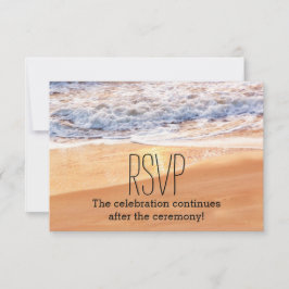 Informele strandbruiloft gouden golven RSVP Kaart