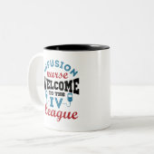 Infusieverpleegster Welkom bij de I.V. League Tweekleurige Koffiemok (Voorkant links)