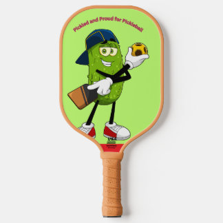 Ingelegde en Grappige Augurk Cartoon Pickleball On Paddle